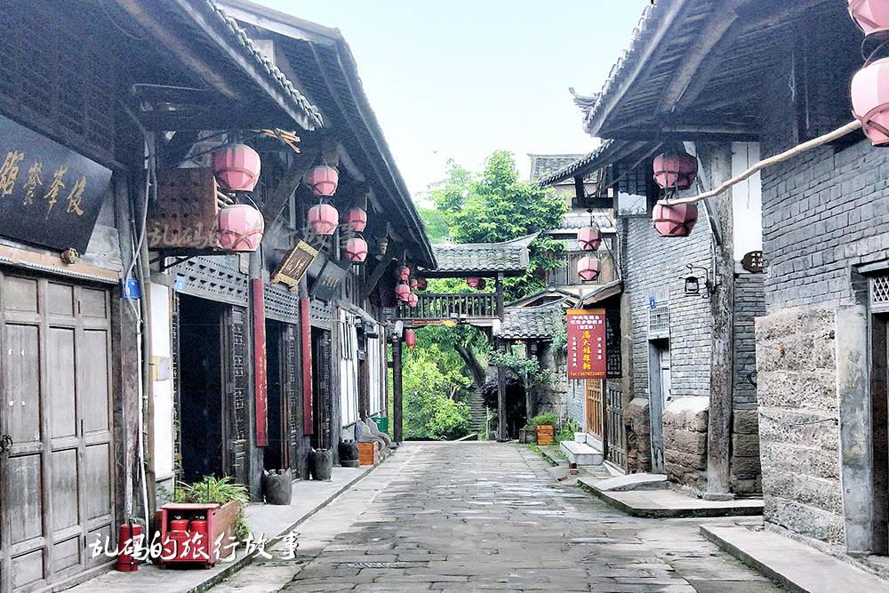 杨幂粉色浴袍秀幸福,惊艳现身撸猫模样